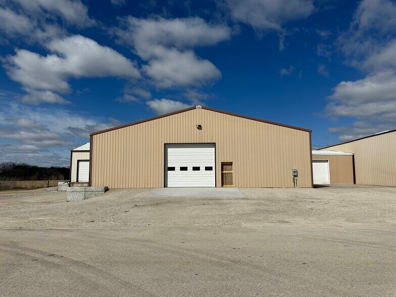 More Photos Of 111 Walnut Ln, Colona Warehouse For Lease