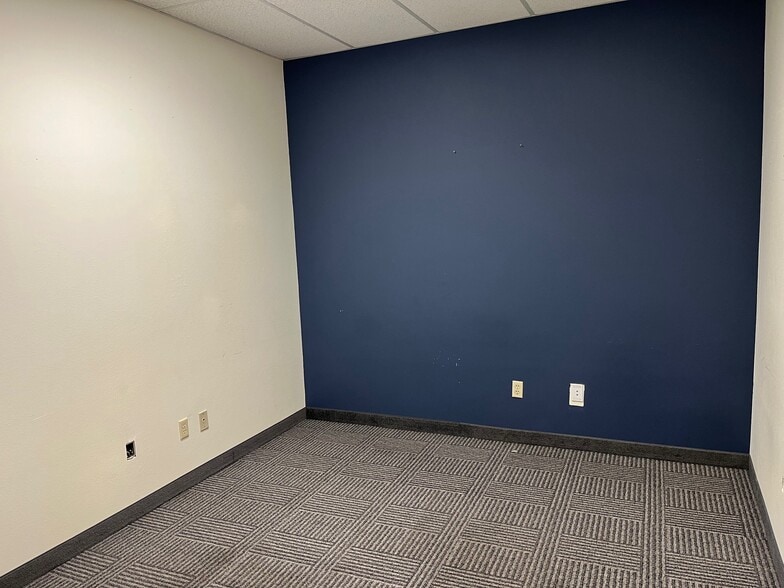 More Photos Of 100 N Morain St, Kennewick General Retail For Lease