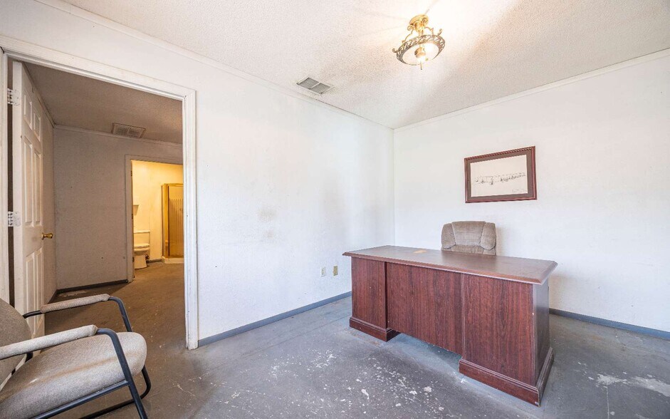 More Photos Of 6101 County Road 136, Live Oak Warehouse For Lease