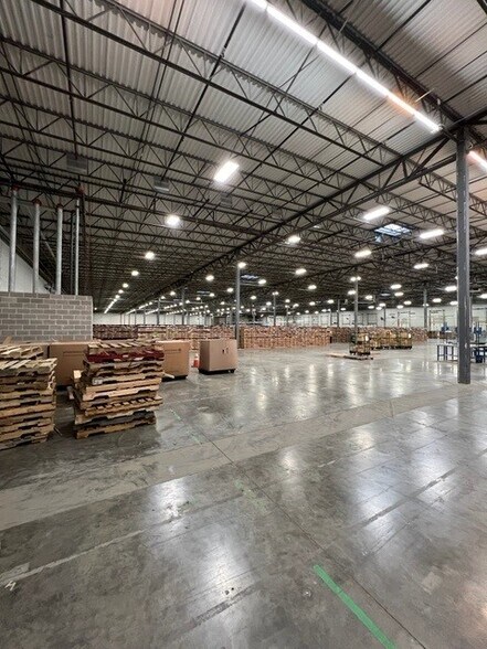 More Photos Of 7765 National Tpke, Louisville Warehouse For Lease