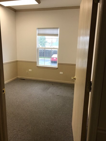 More Photos Of 27W130 Roosevelt Rd, Winfield Office For Sale