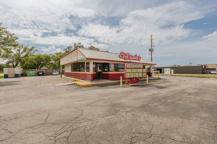 More Photos Of 503 N West St, Wichita Fast Food For Sale