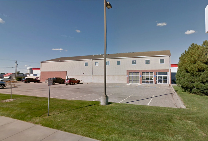 Primary Photo Of 221 W 44th St, Kearney Showroom For Lease