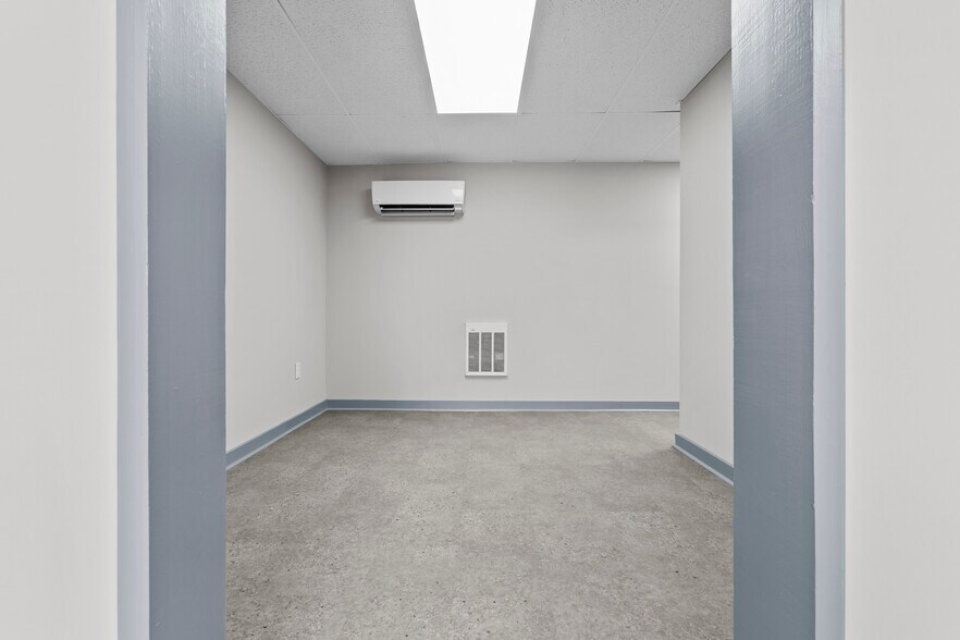 More Photos Of 506 N Main St, Winchester Light Distribution For Sale