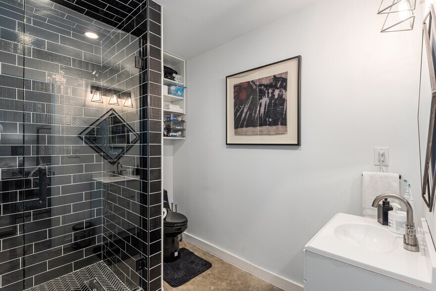 More Photos Of 4798 Iberia Ave, Dallas Office For Sale