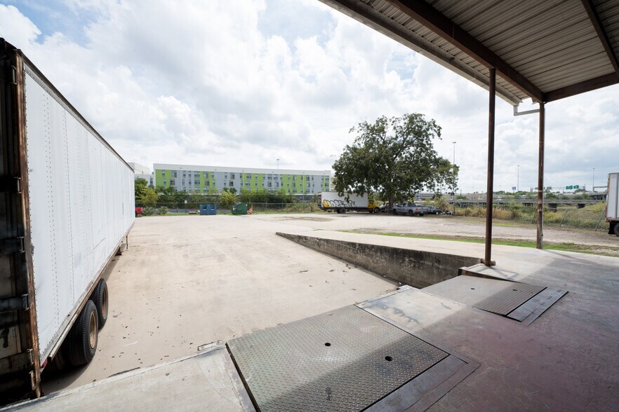 More Photos Of 1303 S Comal St, San Antonio Manufacturing For Lease
