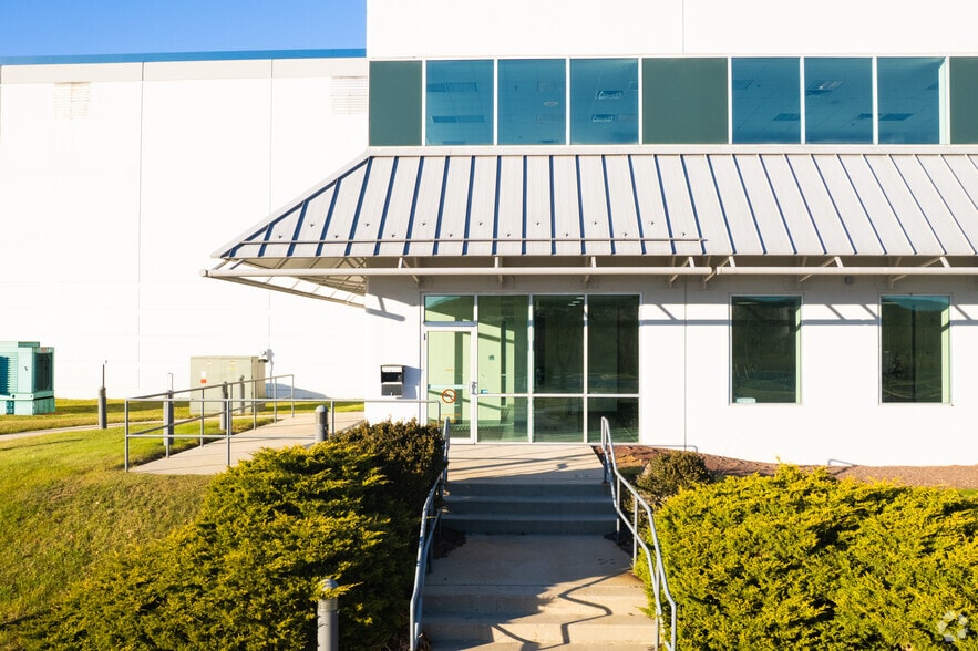 More Photos Of 2460 Brodhead Rd, Bethlehem Distribution For Lease