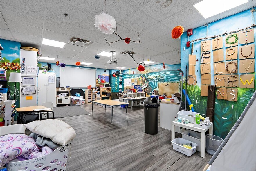 More Photos Of 9241-9249 50th St NW, Edmonton Showroom For Sale