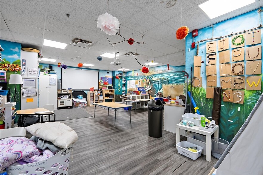 More Photos Of 9241-9249 50th St NW, Edmonton Showroom For Sale