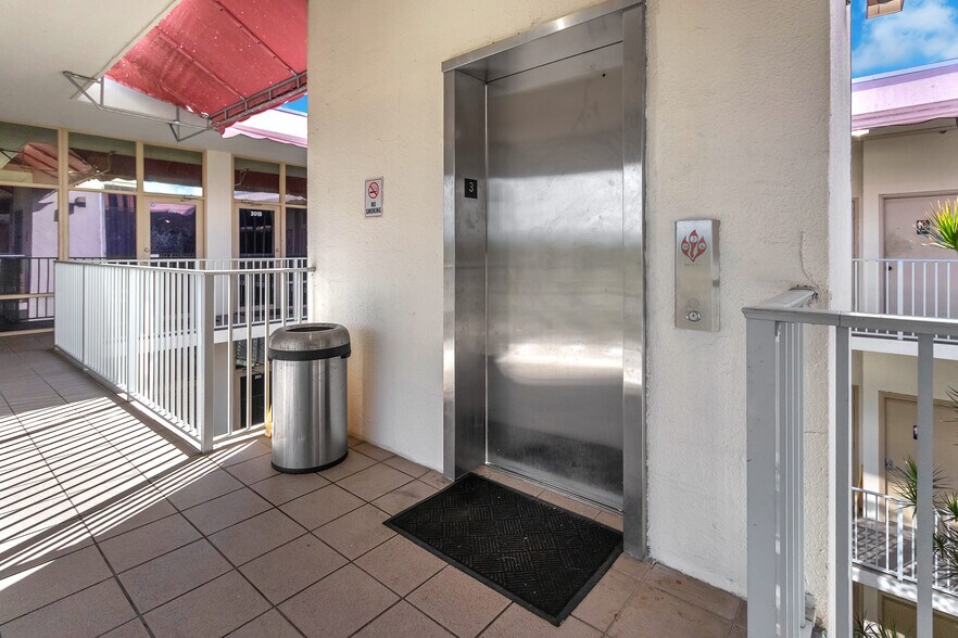 More Photos Of 8360 W Oakland Park Blvd, Sunrise Office For Sale