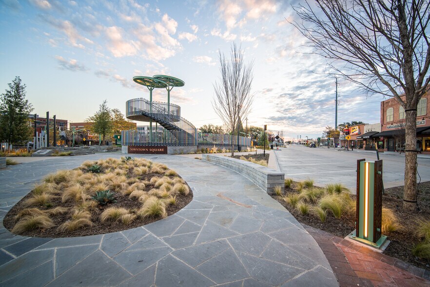 More Photos Of 716 Main St, Garland Office For Lease