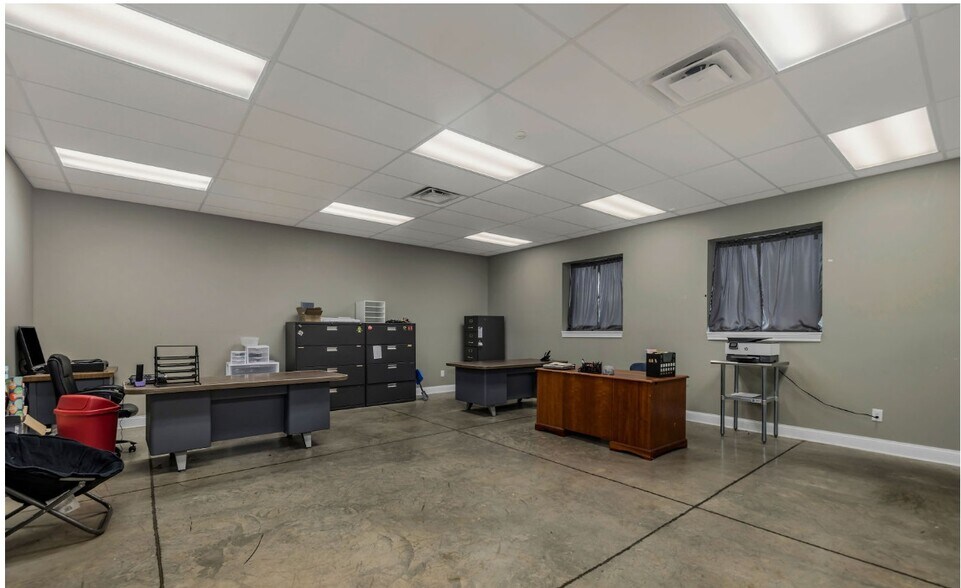 More Photos Of 6711 Ringwood Rd, Oxford Freestanding For Lease