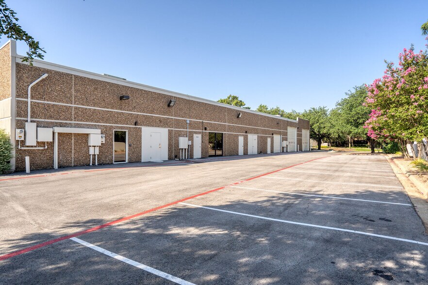 More Photos Of 8302-8328 Sterling St, Irving Showroom For Lease