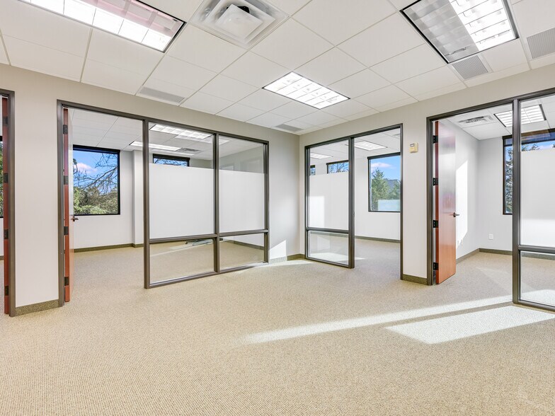 More Photos Of 3 Lakeway Centre Ct, Austin Medical For Lease