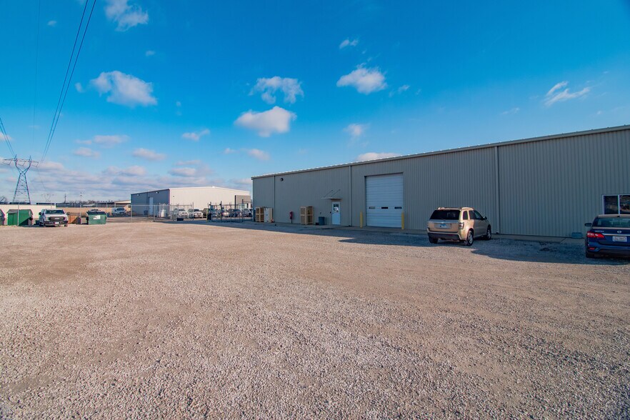 More Photos Of 371 Transpoint Dr, Dupo Warehouse For Lease