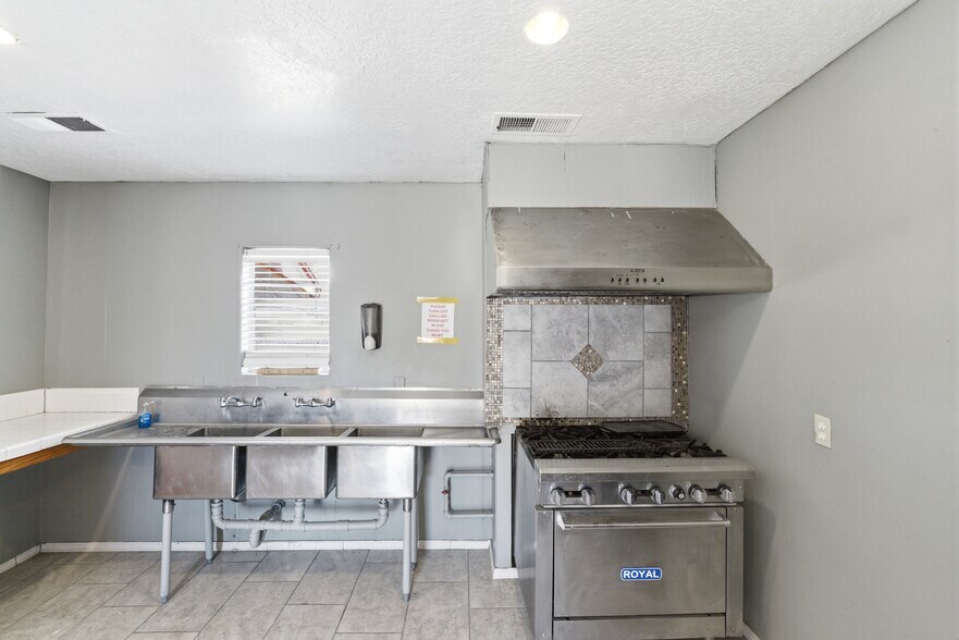 More Photos Of 606 Romero St, Belen Flex For Sale