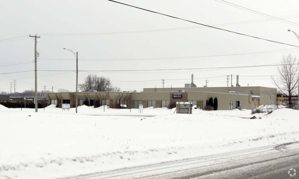 More Photos Of 443-455 Boul Industriel, St-Eustache Warehouse For Lease