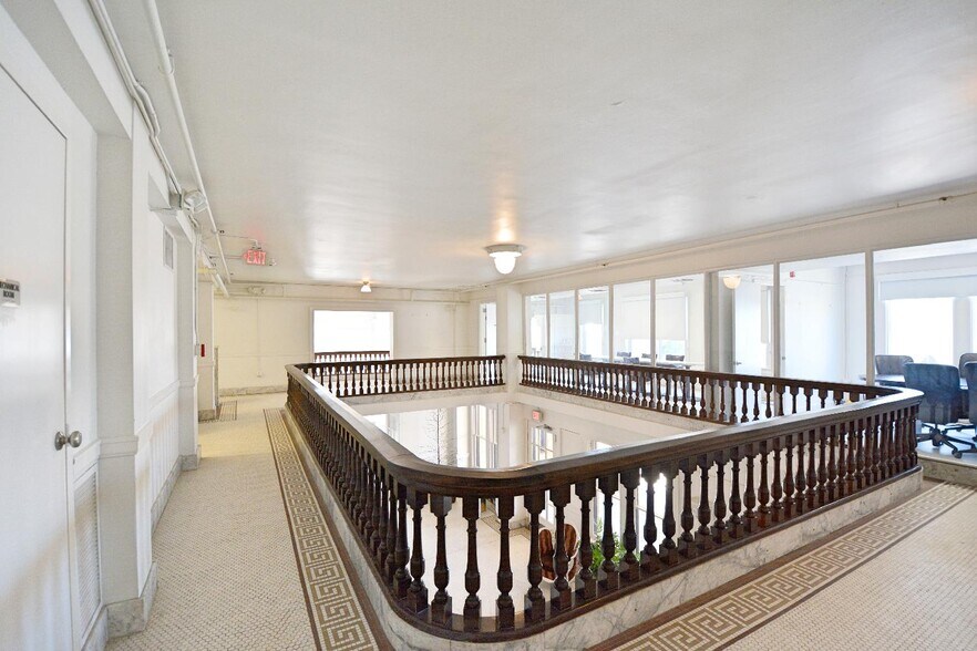 More Photos Of 217 S River St, Seguin Storefront Retail Office For Lease