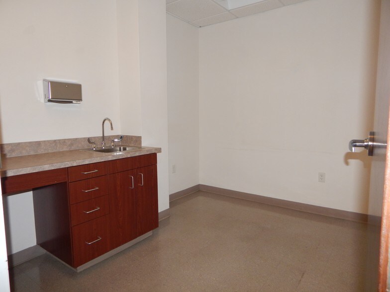 More Photos Of 1050 SE Monterey Rd, Stuart Medical For Lease