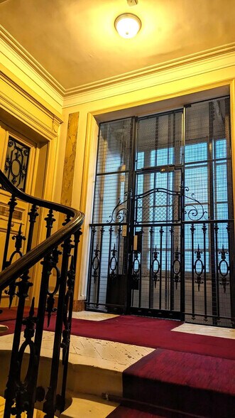 More Photos Of 90 Rue D'Amsterdam, Paris Office For Sale