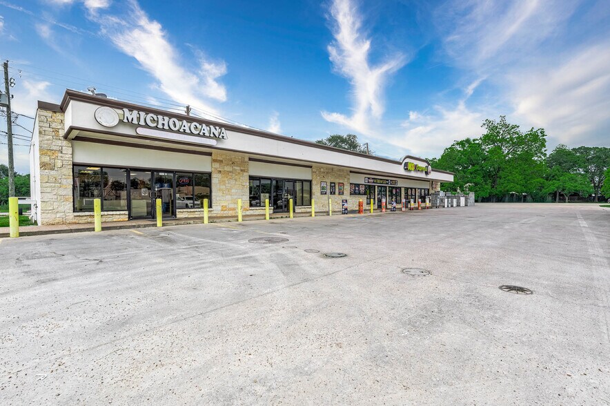 More Photos Of 1417 7th St, Bay City Storefront For Lease