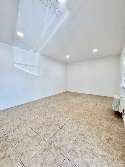 More Photos Of 692-702 SW 15th St, Pompano Beach Light Distribution For Lease