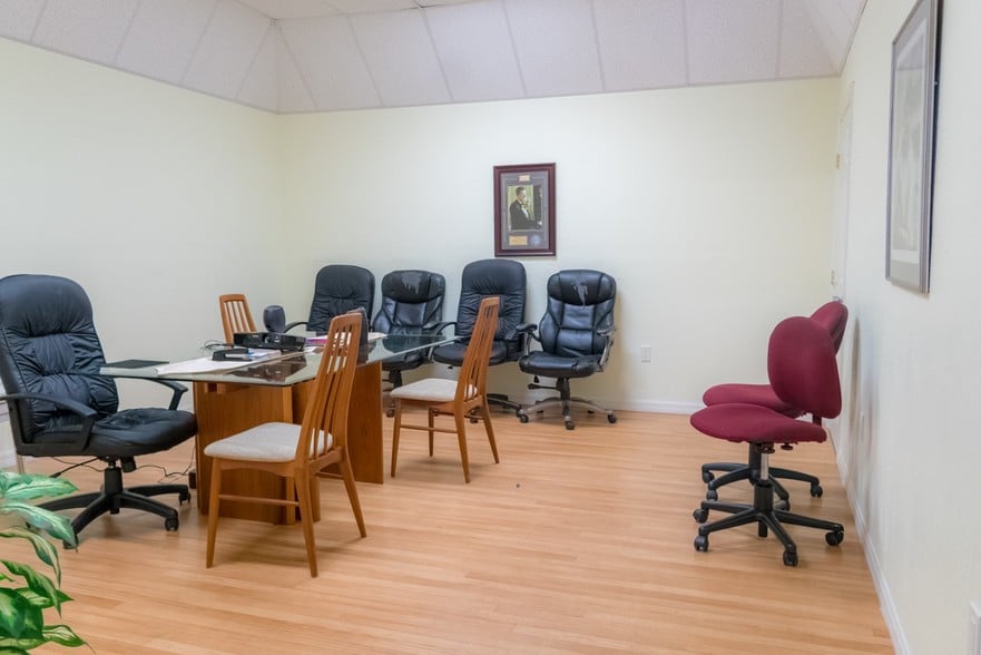 More Photos Of 1550-1582 Global Ct, Sarasota Light Manufacturing For Sale