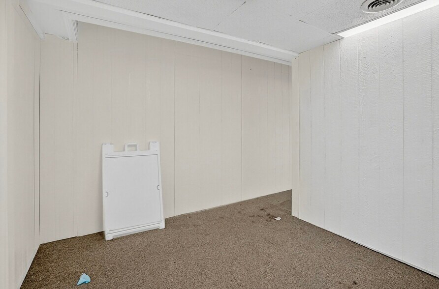 More Photos Of 2201 E 8th St, Odessa Office For Sale