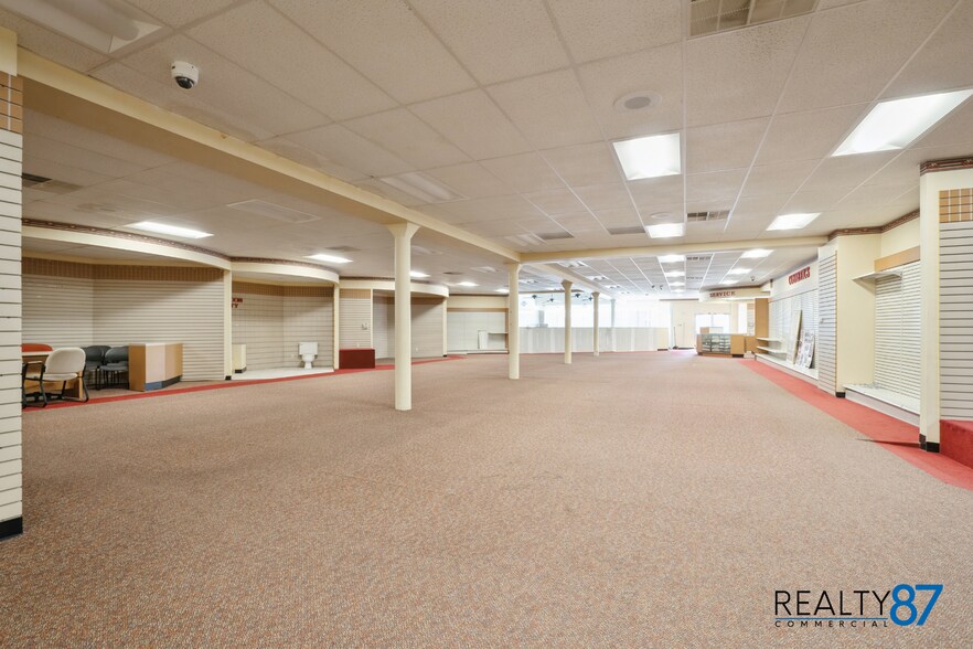 More Photos Of 107 S Franklin St, Manchester Storefront For Sale