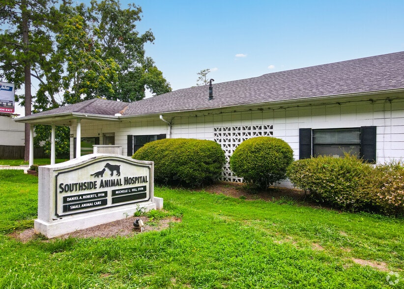 More Photos Of 929 S Hill St, Griffin Office For Sale