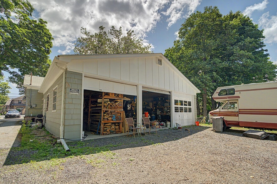 More Photos Of 16 Old New Milford Rd, Brookfield Flex For Sale