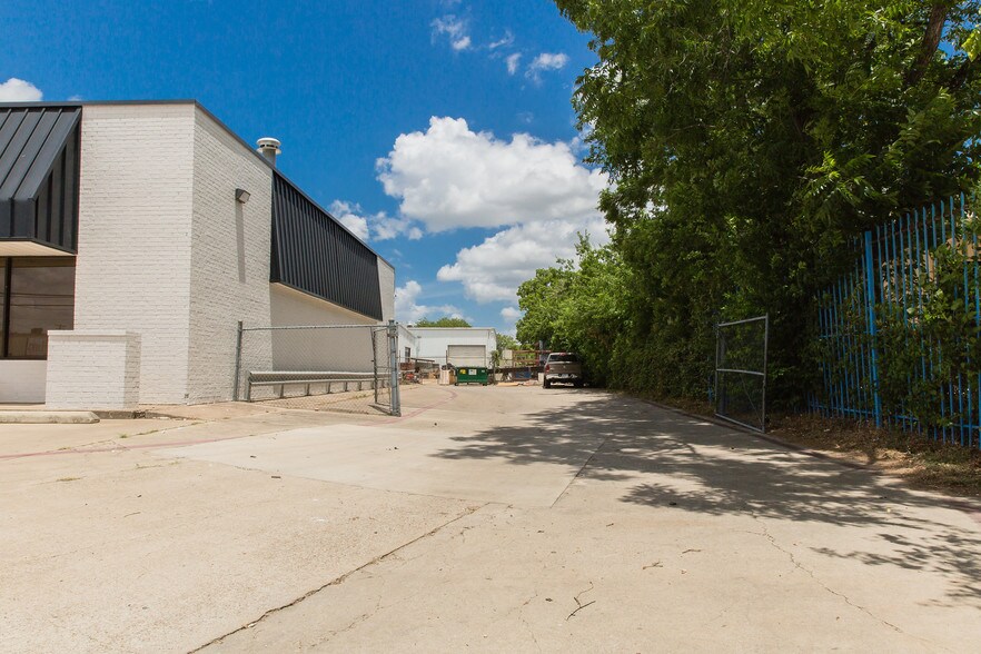 More Photos Of 2603 Southwell Rd, Dallas Light Distribution For Lease