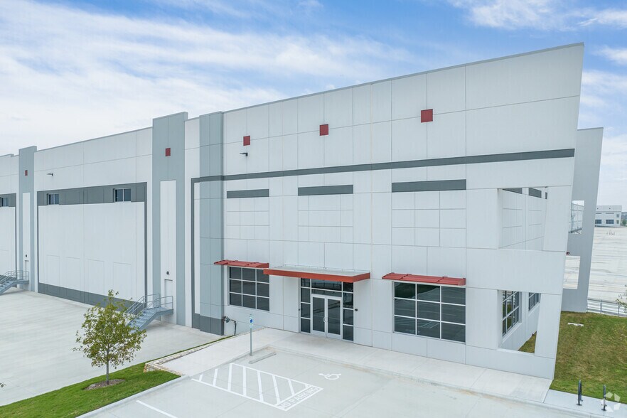 More Photos Of 542 SE Loop 410, San Antonio Warehouse For Lease