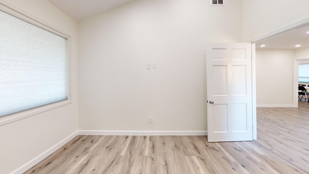 More Photos Of 1444 Clove Rd, Staten Island Office For Lease