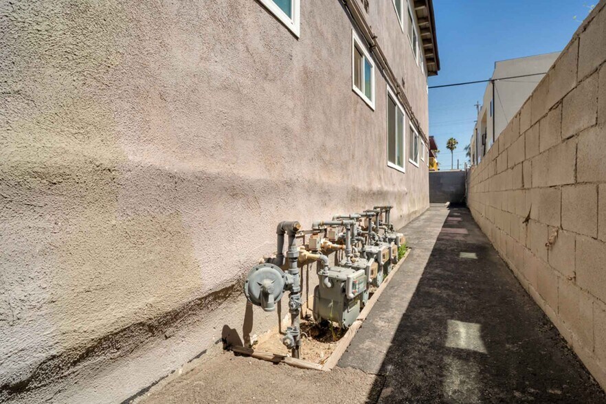 More Photos Of 5326 Cahuenga Blvd, North Hollywood Apartments For Sale