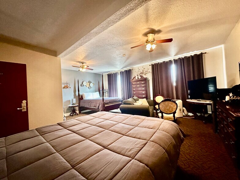 More Photos Of 925 1st Ave, Monte Vista Hotel For Sale