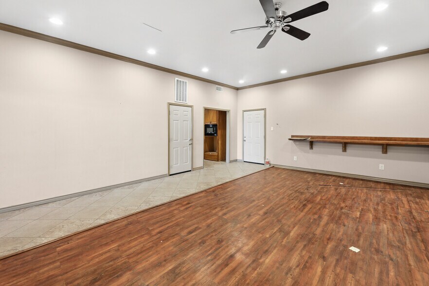 More Photos Of 2604 S IH 35, Belton Flex For Lease