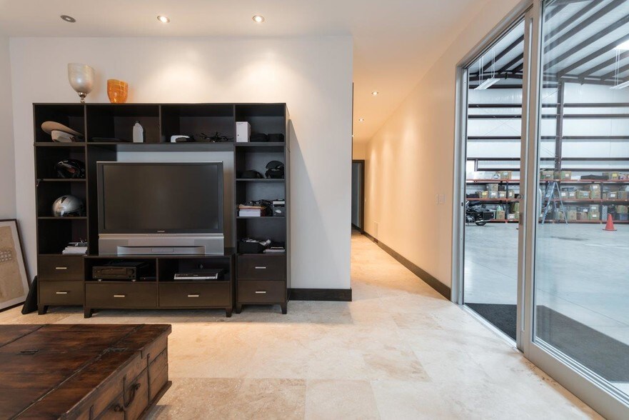 More Photos Of 18000 Groeschke Rd, Houston Airplane Hangar For Sale