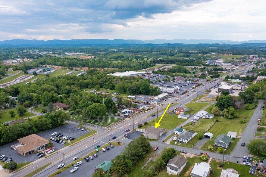 More Photos Of 902 Richmond Ave, Staunton General Retail For Sale