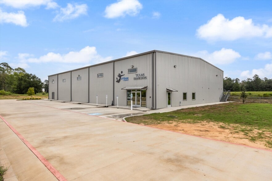 More Photos Of 12110 Old Montgomery Rd, Willis Light Distribution For Sale