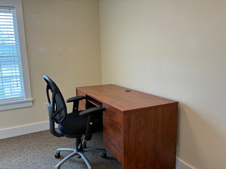 More Photos Of 76 Salem Tpke, Norwich Office For Sale