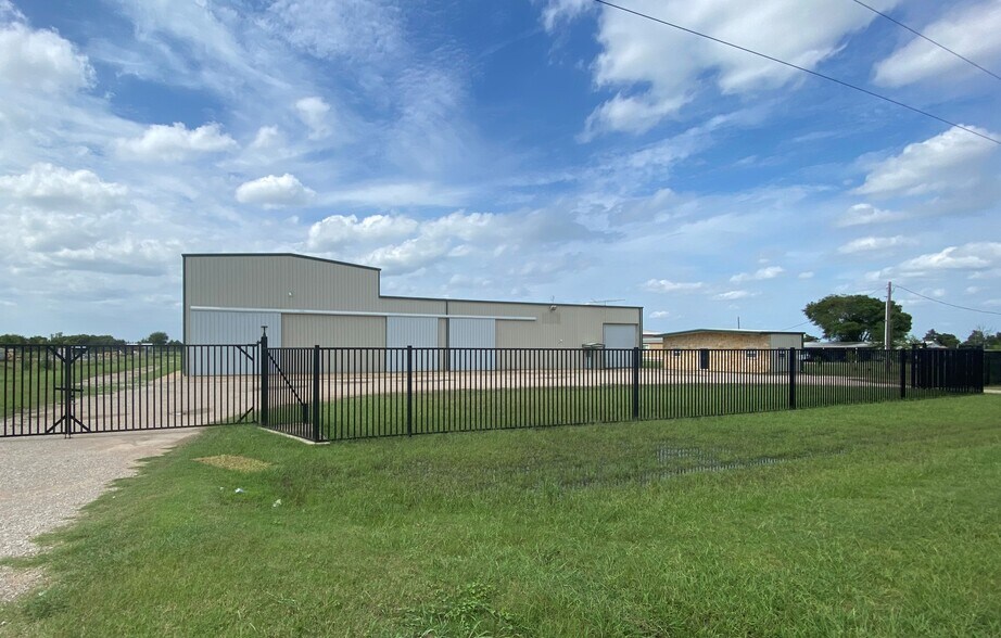 More Photos Of 2591 Malloy Bridge Rd, Ferris Distribution For Lease