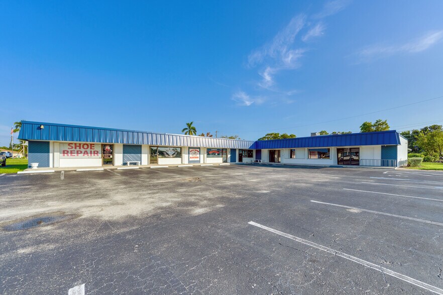 More Photos Of 15630 Mcgregor Blvd, Fort Myers Freestanding For Sale