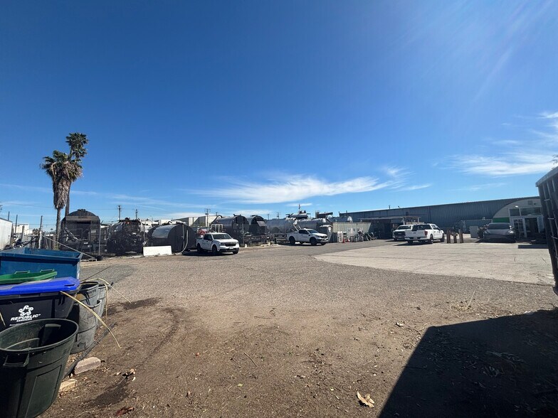 More Photos Of 320 E Commercial St, Anaheim Contractor Storage Yard For Lease