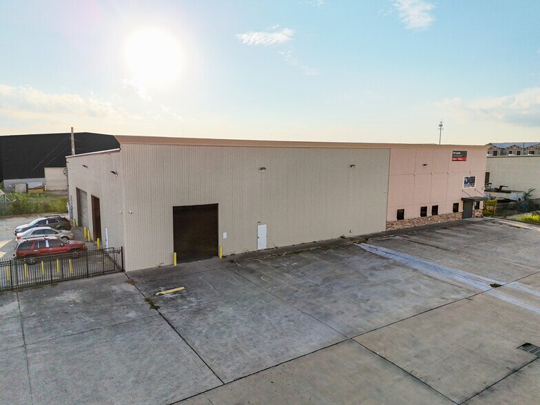 More Photos Of 11050 W Little York Rd, Houston Warehouse For Lease