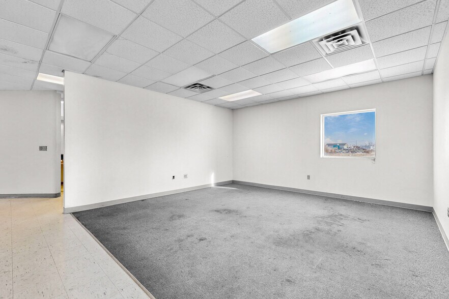 More Photos Of 701 Technology Pl, Waverly Manufacturing For Lease