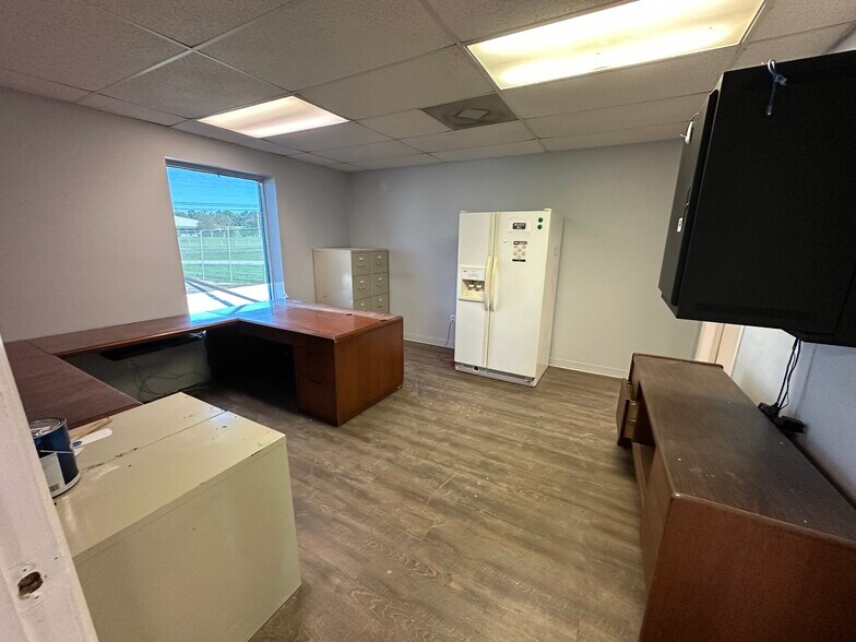 More Photos Of 1230 Industrial Park Rd, Columbia Warehouse For Lease
