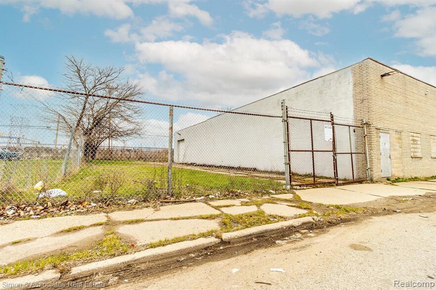 More Photos Of 18090 Mount Elliott St, Detroit Warehouse For Sale