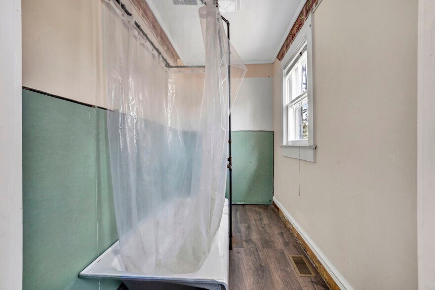 More Photos Of 12117 Highway 221, Woodruff Office For Sale