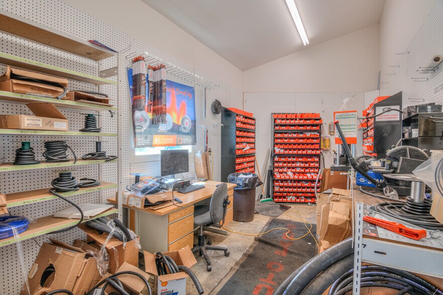 More Photos Of , Redmond General Retail For Sale